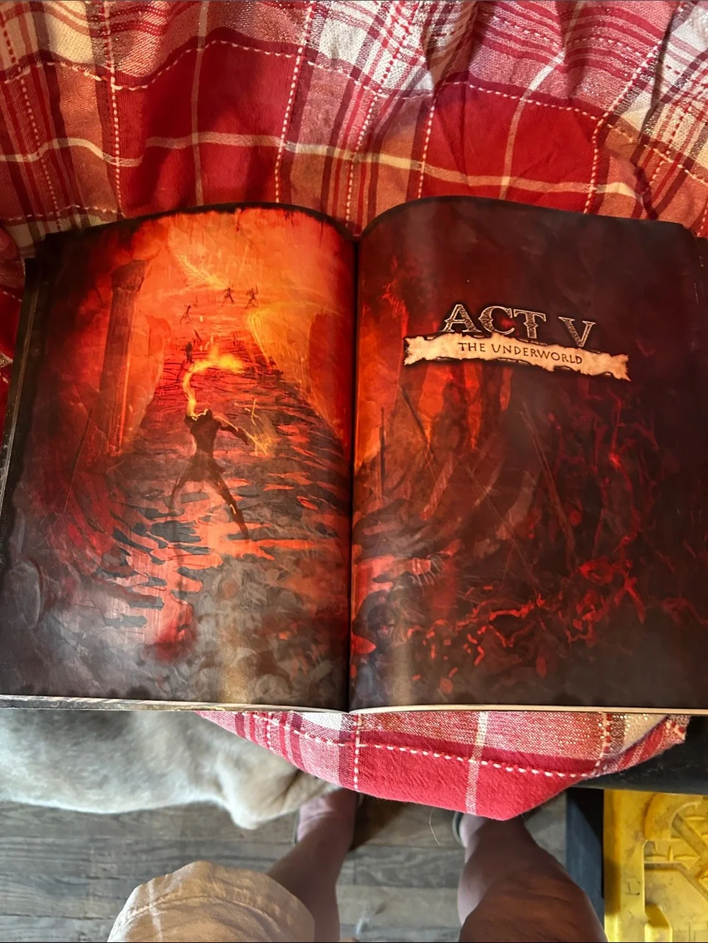 Official God of War Strategy Guide - - Red/Black Cover ( no dvd)